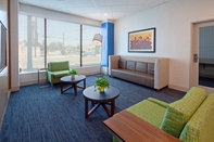 Lobby Holiday Inn Express LOS ANGELES - LAX AIRPORT, an IHG Hotel