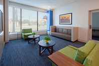 Sảnh chờ Holiday Inn Express LOS ANGELES - LAX AIRPORT, an IHG Hotel