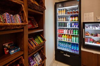 Lobby 4 Holiday Inn Express LOS ANGELES - LAX AIRPORT by IHG, an IHG Hotel