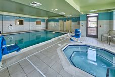 สระว่ายน้ำ Holiday Inn Express & Suites MEDFORD-CENTRAL POINT by IHG, an IHG Hotel