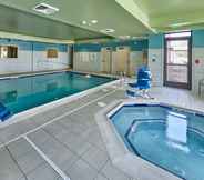 สระว่ายน้ำ 4 Holiday Inn Express & Suites MEDFORD-CENTRAL POINT, an IHG Hotel