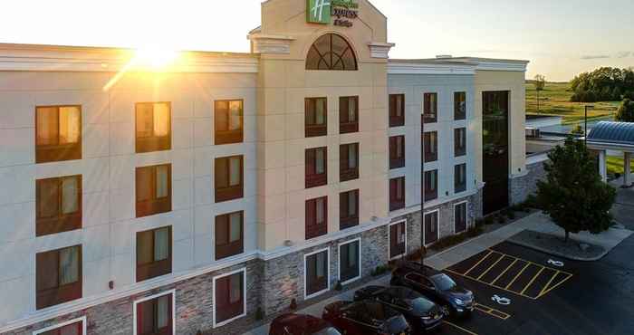 Exterior Holiday Inn Express & Suites BATAVIA - DARIEN LAKE, an IHG Hotel