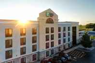 Exterior Holiday Inn Express & Suites BATAVIA - DARIEN LAKE, an IHG Hotel