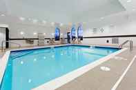 Kolam Renang Holiday Inn Express & Suites BATAVIA - DARIEN LAKE, an IHG Hotel