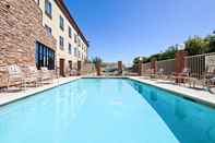 Swimming Pool Holiday Inn Express & Suites CLOVIS-FRESNO AREA, an IHG Hotel