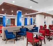 Bar, Cafe and Lounge 4 Holiday Inn Express & Suites MADISON, an IHG Hotel