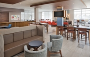 Restoran 5 Holiday Inn Express & Suites PORTLAND AIRPORT, an IHG Hotel