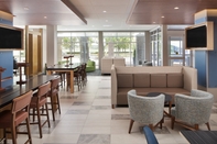 บาร์ คาเฟ่ และเลานจ์ Holiday Inn Express & Suites PORTLAND AIRPORT, an IHG Hotel