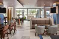 Bar, Kafe, dan Lounge Holiday Inn Express & Suites PORTLAND AIRPORT, an IHG Hotel