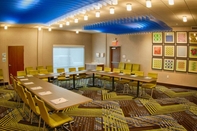 Ruangan Fungsional Holiday Inn Express & Suites DETROIT NORTH - ROSEVILLE, an IHG Hotel