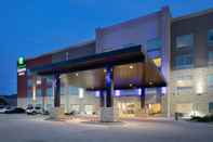 Bangunan Holiday Inn Express & Suites GREAT BEND, an IHG Hotel