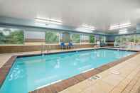 สระว่ายน้ำ Holiday Inn Express & Suites MARYSVILLE, an IHG Hotel