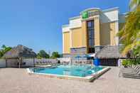 Swimming Pool Holiday Inn Express CAPE CORAL-FORT MYERS AREA, an IHG Hotel