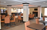ร้านอาหาร 2 Holiday Inn Express & Suites SELINSGROVE - UNIVERSITY AREA, an IHG Hotel
