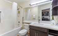 Toilet Kamar 7 Candlewood Suites AURORA-NAPERVILLE