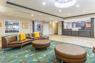 Lobby 4 Candlewood Suites AURORA-NAPERVILLE