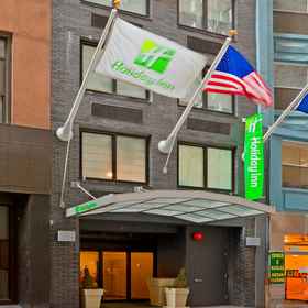 Stay with us to get easy access to Battery Park. 1 ホリデイ・イン ニューヨーク シティ - ウォールストリート by IHG、IHGホテル, クイーンズ ホテル