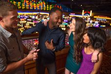 บาร์ คาเฟ่ และเลานจ์ Holiday Inn NIAGARA FALLS STATE PARK ENTRY by IHG, an IHG Hotel