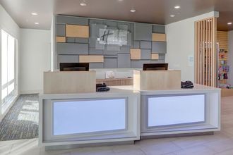 Lobi 4 Holiday Inn Express & Suites AUBURN DOWNTOWN by IHG, an IHG Hotel