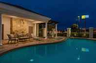 สระว่ายน้ำ Holiday Inn Express & Suites MCALESTER, an IHG Hotel