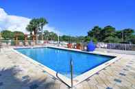สระว่ายน้ำ Holiday Inn Express & Suites DESTIN E - COMMONS MALL AREA, an IHG Hotel