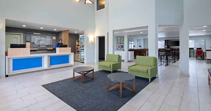 Lobby Holiday Inn Express & Suites WATSONVILLE, an IHG Hotel