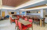 Restaurant 7 Holiday Inn Express CAPE CORAL-FORT MYERS AREA, an IHG Hotel