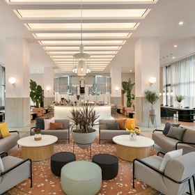 Our spacious and inviting lobby is an ideal space to relax in NYC.1Hotel Indigo WILLIAMSBURG - BROOKLYN, an IHG Hotel,亨特斯 पॉइंट 大道飯店