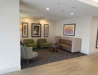 Lobi 2 Holiday Inn Express & Suites DINUBA WEST, an IHG Hotel