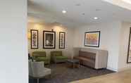 Lobi 2 Holiday Inn Express & Suites DINUBA WEST, an IHG Hotel