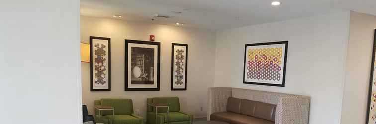 Lobi Holiday Inn Express & Suites DINUBA WEST, an IHG Hotel