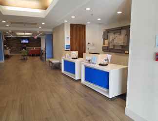 Lobi 2 Holiday Inn Express & Suites DINUBA WEST, an IHG Hotel