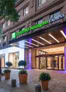 Entrance Holiday Inn Express Ningbo City Center, an IHG Hotel