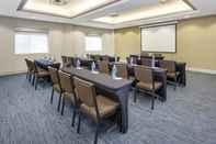 Functional Hall Holiday Inn Express & Suites LONG ISLAND-EAST END, an IHG Hotel