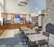 Restoran 7 Holiday Inn Express & Suites LONG ISLAND-EAST END, an IHG Hotel