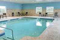 สระว่ายน้ำ Holiday Inn Express & Suites WEST LONG BRANCH - EATONTOWN, an IHG Hotel