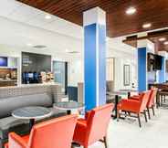 Bar, Cafe and Lounge 2 Holiday Inn Express & Suites NICEVILLE - EGLIN AREA, an IHG Hotel