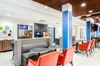 Bar, Cafe and Lounge Holiday Inn Express & Suites NICEVILLE - EGLIN AREA, an IHG Hotel