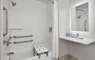 Toilet Kamar 6 Holiday Inn Express & Suites PENSACOLA WEST-NAVY BASE, an IHG Hotel