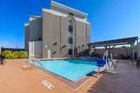 Kolam Renang Holiday Inn Express & Suites BASTROP, an IHG Hotel