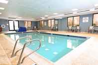 Swimming Pool Holiday Inn Express RICHMOND AIRPORT, an IHG Hotel