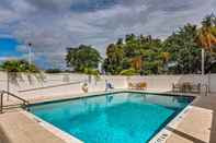 Swimming Pool Holiday Inn Express & Suites LANTANA, an IHG Hotel