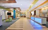 Lobi 4 Holiday Inn Express & Suites UNIONTOWN, an IHG Hotel