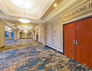 Lobby 2 Crowne Plaza COLUMBUS NORTH- WORTHINGTON, an IHG Hotel