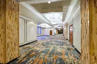 Lobby 4 Crowne Plaza COLUMBUS NORTH- WORTHINGTON, an IHG Hotel