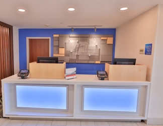 Lobi 2 Holiday Inn Express & Suites DICKSON, an IHG Hotel