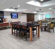 Restaurant 7 Holiday Inn Express & Suites ORANGEBURG, an IHG Hotel