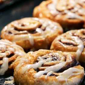 Our Signature Cinnamon Rolls! Millions & Millions served. 3 Holiday Inn Express Hotel & Suites Woodbridge, an IHG Hotel, Khách sạn Prince William County
