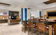 ร้านอาหาร 3 Holiday Inn Express & Suites SHAWNEE I-40, an IHG Hotel