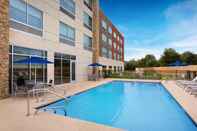 Swimming Pool Holiday Inn Express LAKE PARK, an IHG Hotel